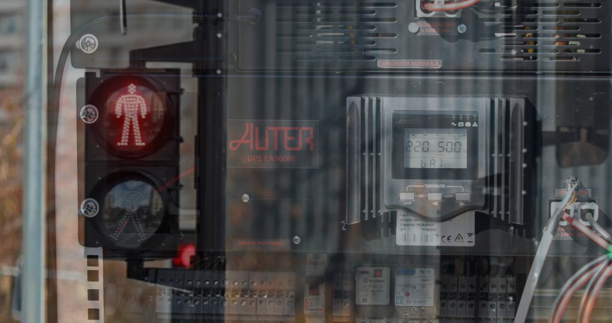 Semáforo de Las Condes en rojo y software de Auter en operación