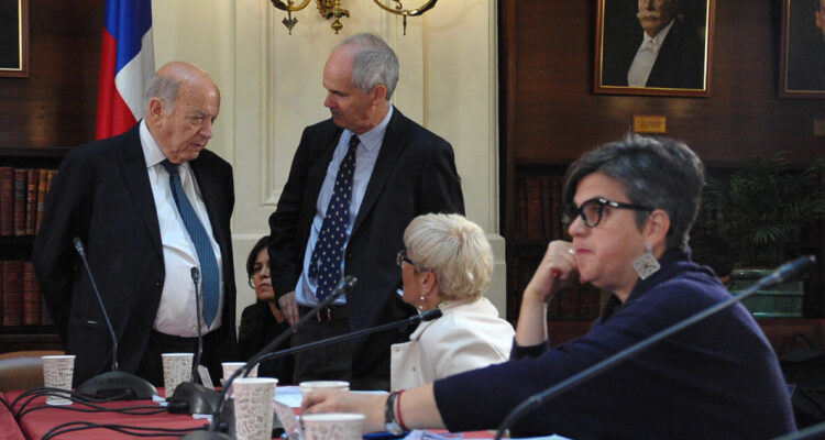 30 DE ABRIL DEL 2024 / SANTIAGO Comisión de Constitución, Legislación, Justicia y Reglamento: Determina conductas terroristas y fija su penalidad, y deroga la ley N° 18.314. 2.- Modifica el Código Procesal Penal, con el objeto de aumentar el plazo máximo para considerar una situación entre las hipótesis de flagrancia.