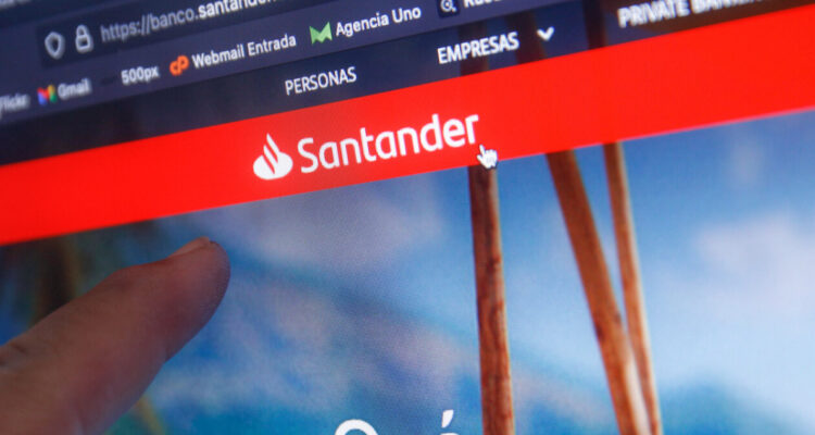 Sernac oficia a Grupo Santander por filtración de datos personales de clientes de Chile