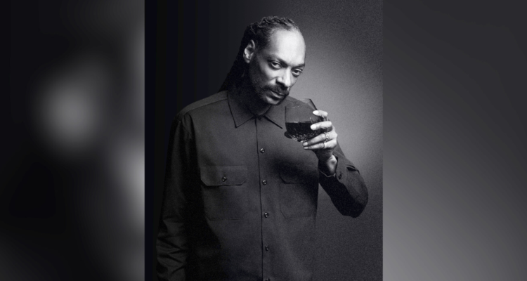 Llegó a Chile el vino del famoso rapero, Snoop Dogg, el cual está elaborado a partir de uva nacional.