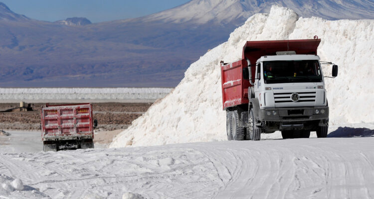 camiones transportando materia prima para el litio en el salar de atacama