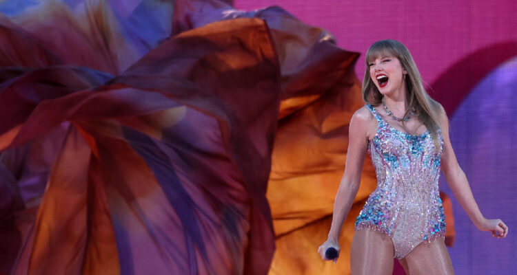 la cantante y compositora estadounidense Taylor Swift actúa en el Estadio Luz de Lisboa, Portugal, 24 de mayo de 2024. Taylor Swift realizará dos conciertos en Lisboa los días 24 y 25 de mayo, como parte de The Eras Tour. (Lisboa)