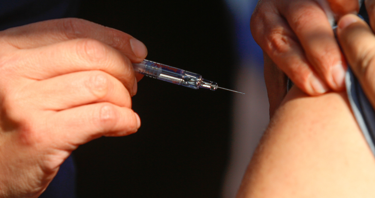 Persona siendo inoculada por tasa de vacunación de influenza en Temuco y Lonquimay
