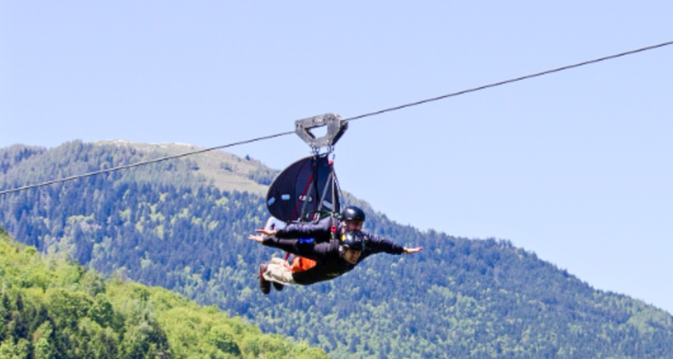 Una mujer murió tras caer 20 metros desde un juego extremo en Italia. Todo el accidente quedó registrado en la cámara de video de sus sobrinas, sin embargo las autoridades la incautaron.