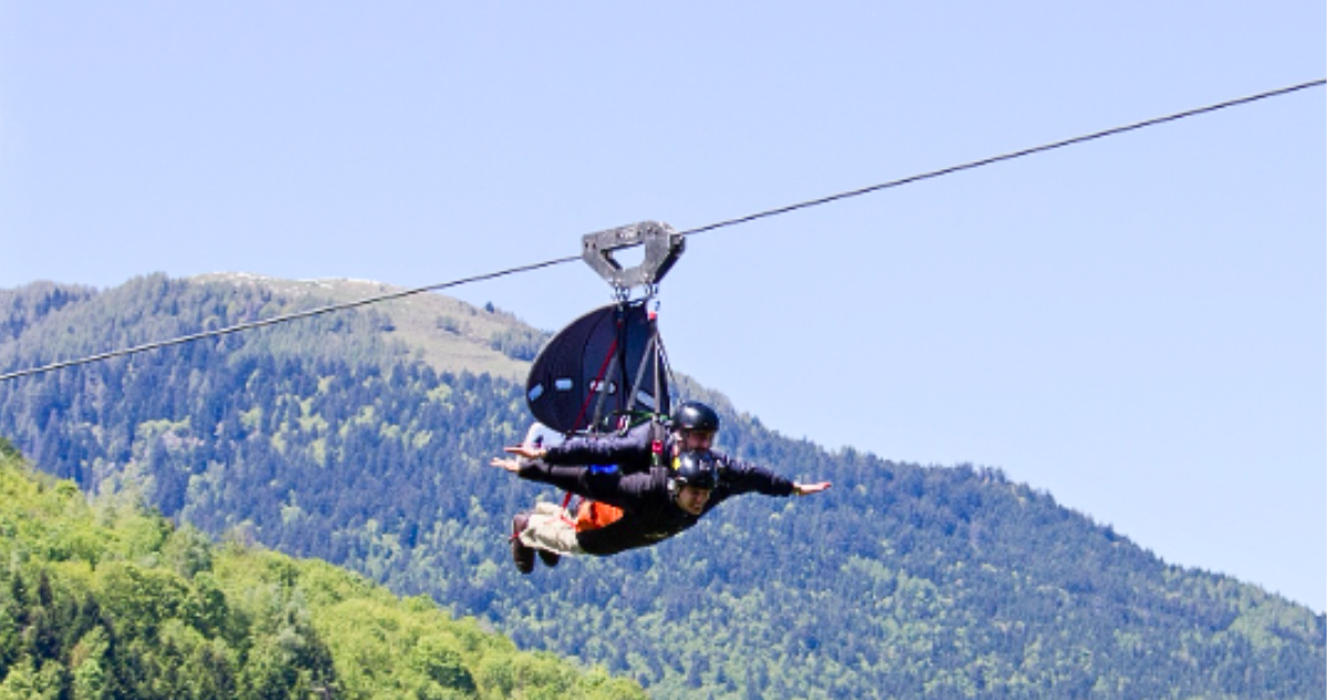 Una mujer murió tras caer 20 metros desde un juego extremo en Italia. Todo el accidente quedó registrado en la cámara de video de sus sobrinas, sin embargo las autoridades la incautaron.