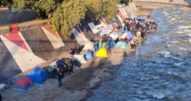 Pobladores de Lo Hermida instalan campamento en orilla del Mapocho para exigir solución habitacional