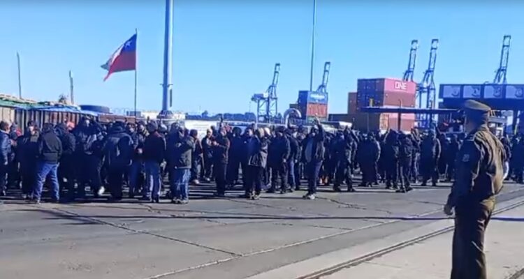 Trabajadores eventuales no permiten ingreso de buses a Puerto Coronel, pese a la presencia policial