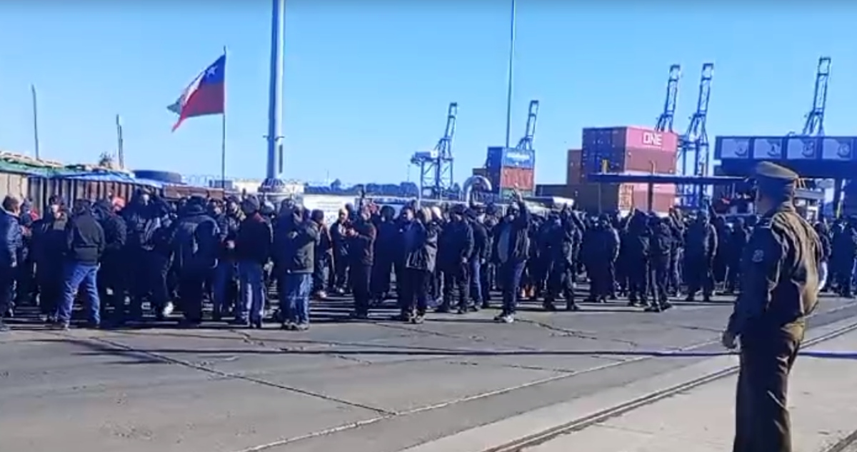 Trabajadores eventuales no permiten ingreso de buses a Puerto Coronel, pese a la presencia policial
