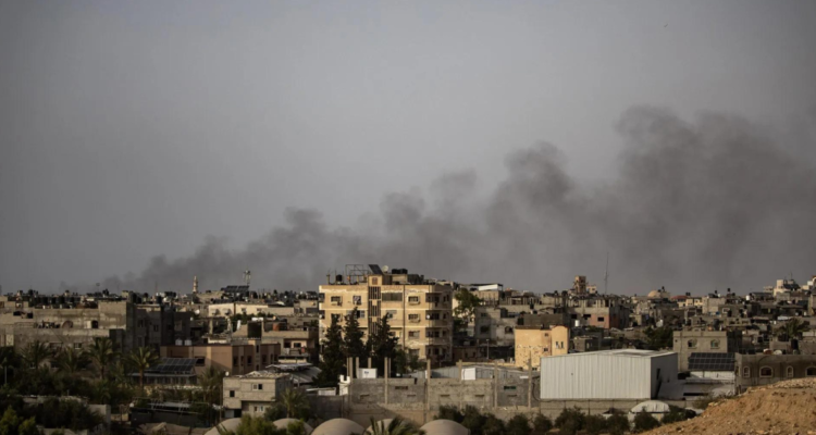 Vista de una columna de humo tras un bombardeo de Israel en Rafah