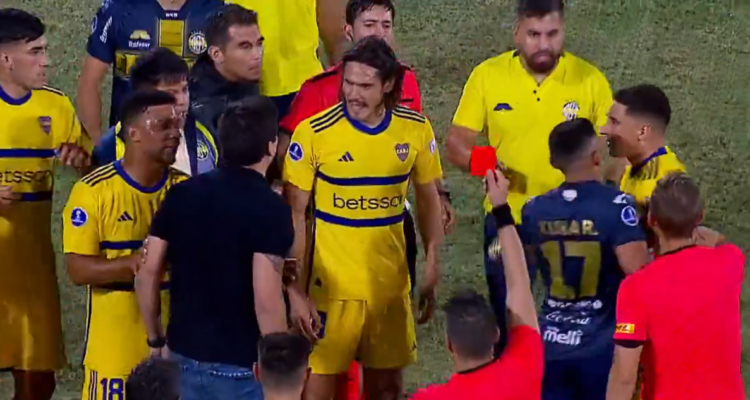Escándalo en Sudamericana: DT de Trinidense vio la roja por agredir a jugadores de Boca Juniors