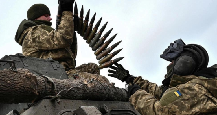 Militares ucranianos en un vehículo de combate de infantería en la región de Zaporiyia