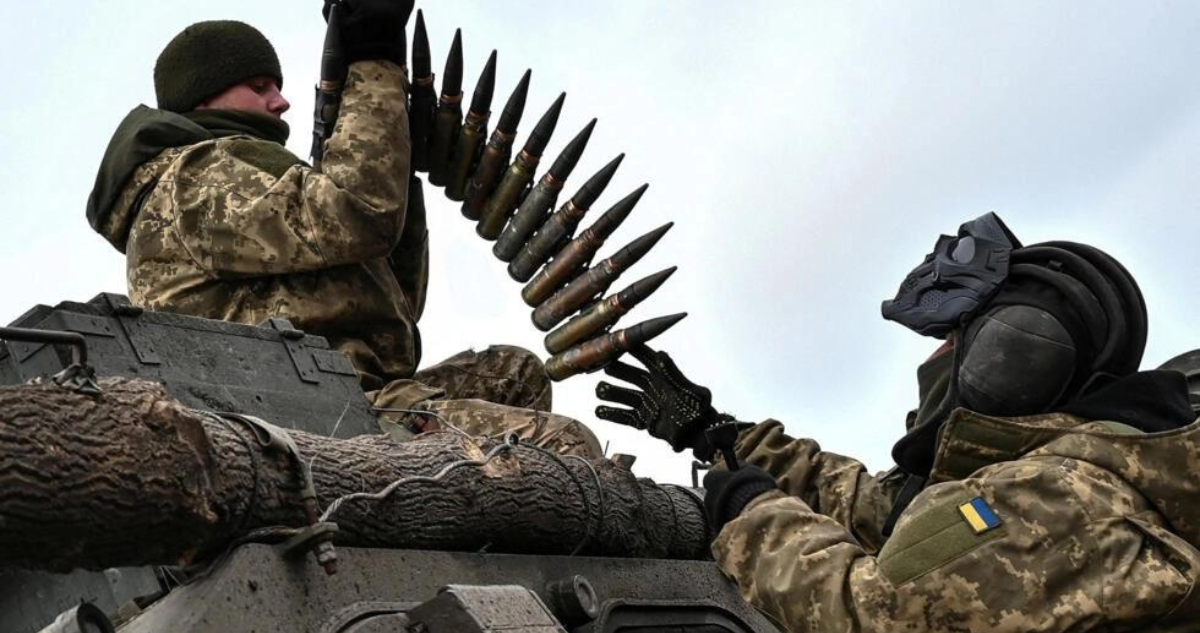 Militares ucranianos en un vehículo de combate de infantería en la región de Zaporiyia