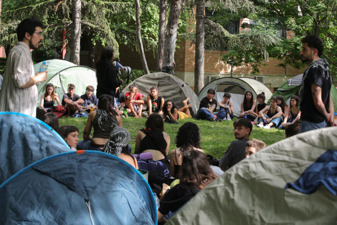 Estudiantes de la Universidad de Granada realizan una asamblea en el marco de la acampada en apoyo a Palestina 