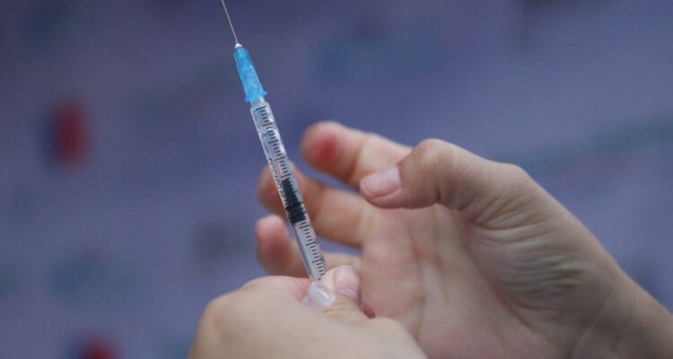 Quiénes pueden recibir gratis la vacuna contra la influenza A en Chile, cuál es el grupo de riesgo objetivos y dónde hay vacunatorio.