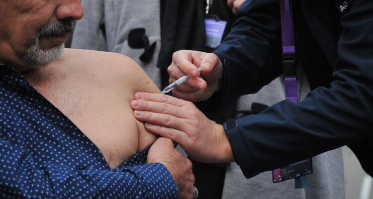 Conoce los horarios del vacunatorio contra la influenza instalado en Plaza de Armas de Santiago