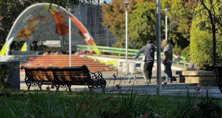 Ropa tendida y colchones en árboles: denuncian mal uso de plaza de Castro