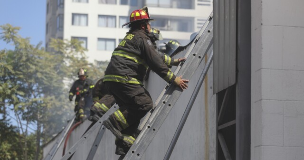 Bombero cayó desde segundo piso mientras combatía incendio en Purranque