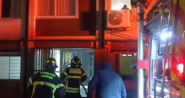 Incendio consume departamento en edificio de Osorno: 10 personas debieron ser rescatadas por bomberos