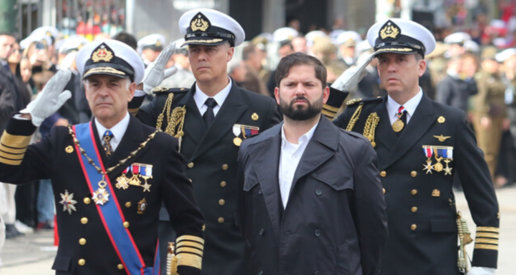 Presidente Boric llega a Valparaíso para participar de desfile en honor a las Glorías Navales