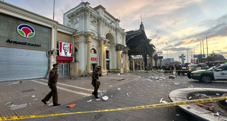 Reportan balacera entre comerciantes ambulantes en Estación Central: hay 1 persona herida