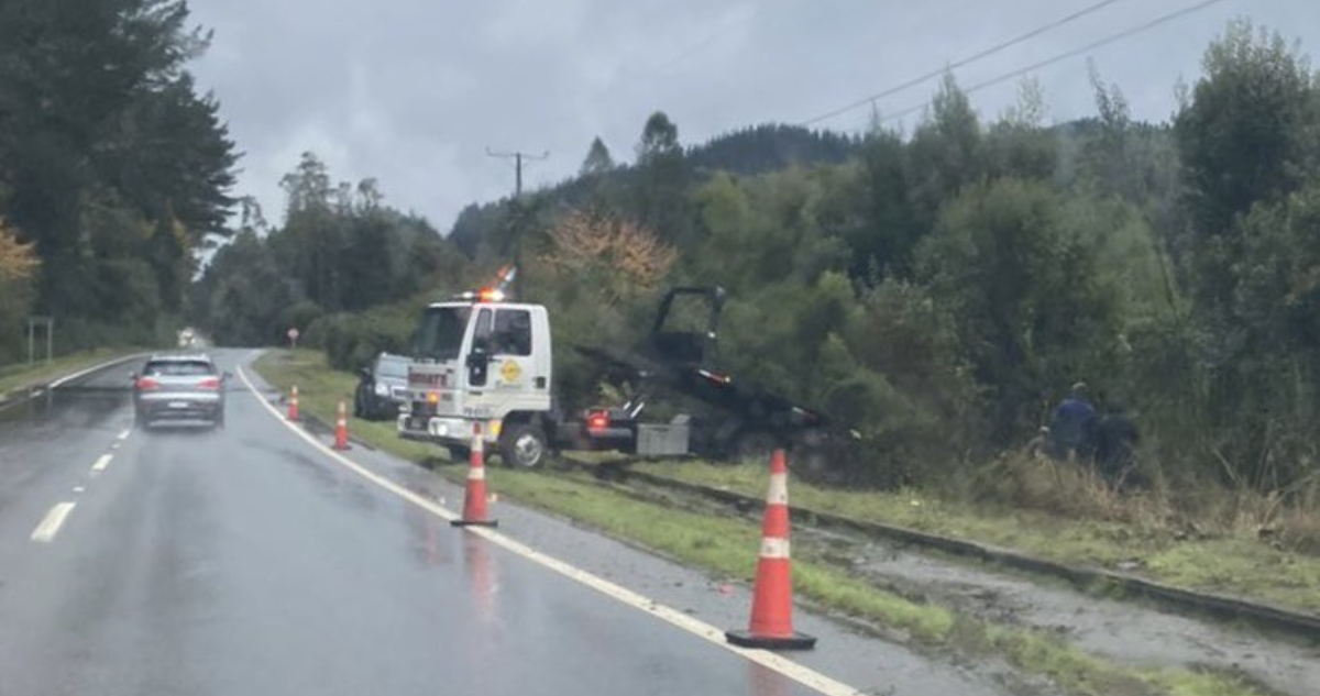 Conductor intentó adelantar a camión y desbarrancó en ruta que une Valdivia y Paillaco