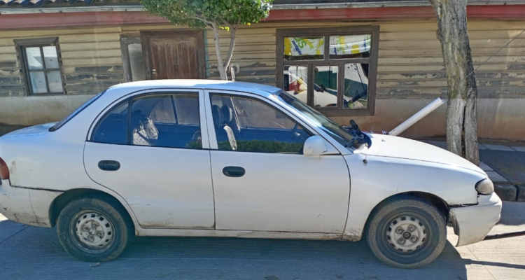 Cayeron a un canal: detienen a sujetos a bordo de un auto con encargo por robo en Cabrero