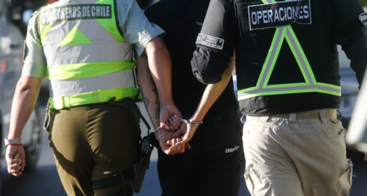 Delincuente que disparó e intentó atropellar a carabinero en Los Ángeles fue detenido: copiloto escapó