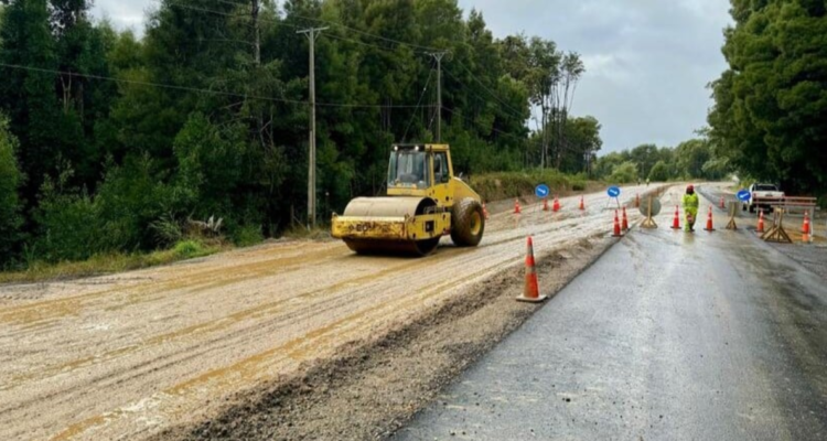 Suspenderán trabajos de asfaltado en ruta que une Torobayo y Curiñanco por condiciones meteorológicas