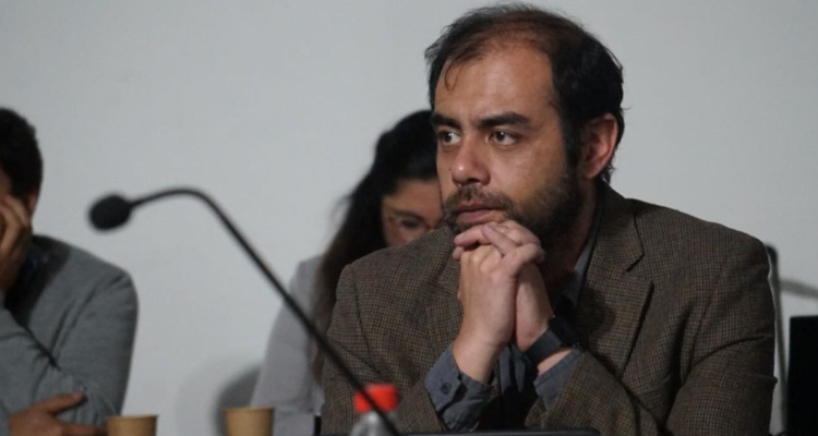 Cuestionan continuidad de Leonelli en Comisión para la Paz por presunta vinculación con Caso Convenios