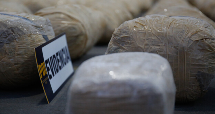 Más de 250 dosis de cocaína fueron encontradas al interior de un furgón en Valdivia: hay 2 detenidos