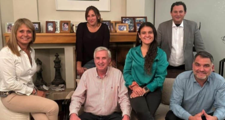 Valentina Pavez junto a personeros de Chile Vamos