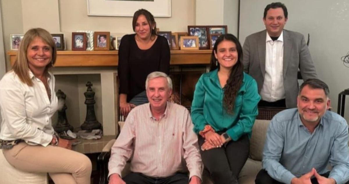 Valentina Pavez junto a personeros de Chile Vamos