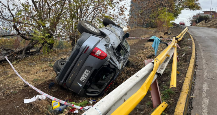 Vehículo choca barrera y vuelca en Vitacura conductor escapó y abandonó a su acompañante herida