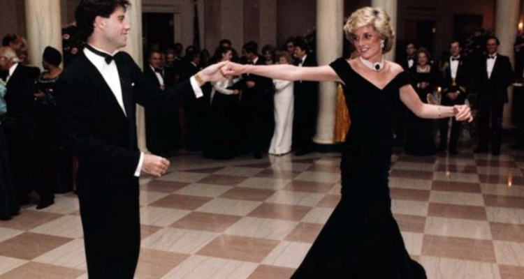 John Travolta junto a la Princesa Diana en referencia a vestido