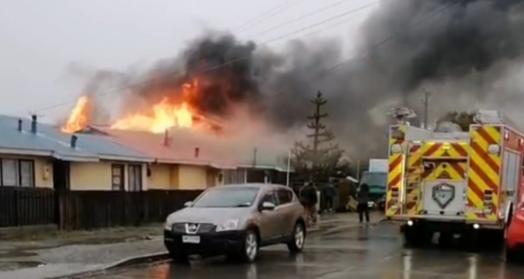 Voraz incendio destruye tres casas y una vulcanización en Porvenir