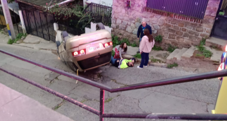 Auto volcado en Chorrillos