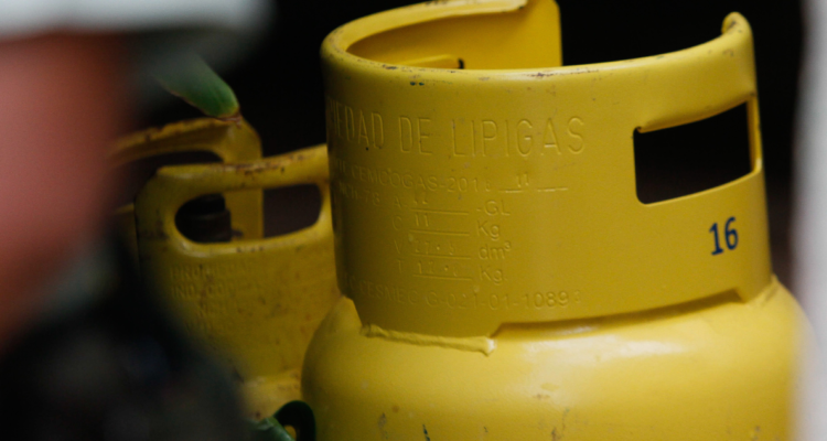 La explosión de una bombona de gas en el Centro de Educación de Adultos Luis Moll Briones dejó una mujer lesionada y obligó a evacuar a 120 personas desde el recinto.