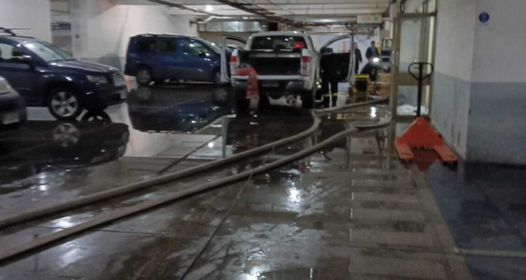Estacionamiento de Hospital San José amaneció inundado.