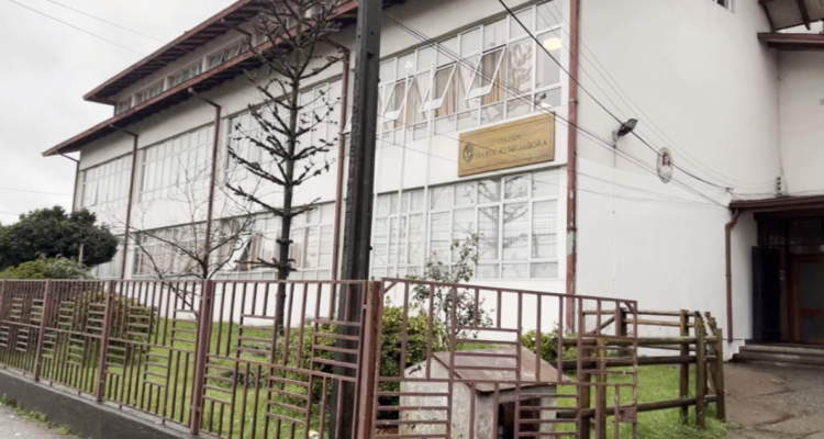Apoderados denuncian acosos de parte de adultos a niña de 10 años en colegio María Auxiliadora de Valdivia.