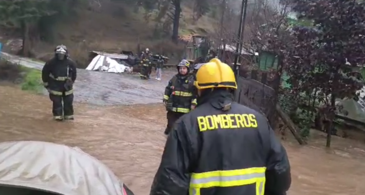 Casas anegadas, puentes cortados, clases suspendidas, deja el temporal de viento y lluvia en La Araucanía Puentes cortados, suspensión de clases, desborde de ríos, personas damnificadas, es el saldo que deja el frente de viento y lluvia que golpea a la región de La Araucanía.