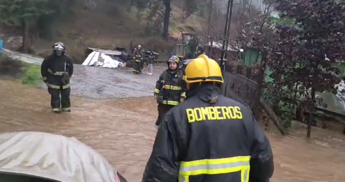 Casas anegadas, puentes cortados, clases suspendidas, deja el temporal de viento y lluvia en La Araucanía Puentes cortados, suspensión de clases, desborde de ríos, personas damnificadas, es el saldo que deja el frente de viento y lluvia que golpea a la región de La Araucanía.