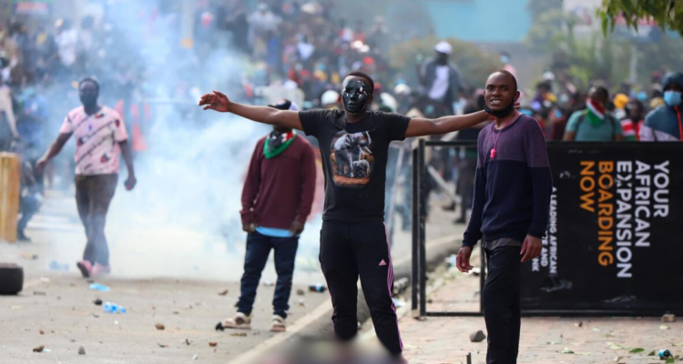 Reportan al menos 17 muertos en medio de graves protestas en Kenia y asalto al Parlamento