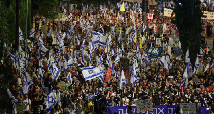 Más de 100 mil personas protestaron frente a parlamento de Israel exigiendo adelantar elecciones