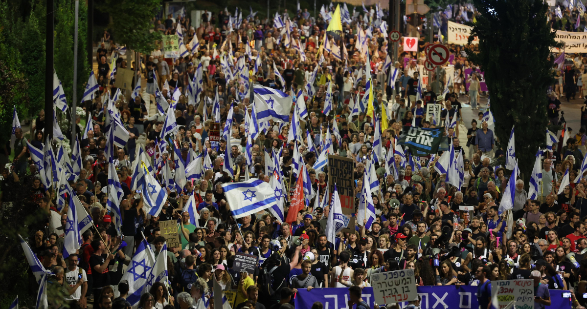 Más de 100 mil personas protestaron frente a parlamento de Israel exigiendo adelantar elecciones