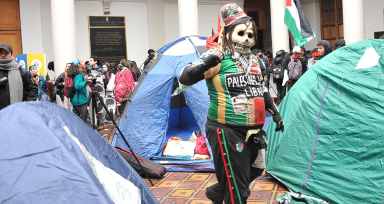 Exrector de la U. de Chile a favor de desalojar “acampes” y tomas: “No hay diálogo ni entendimiento”