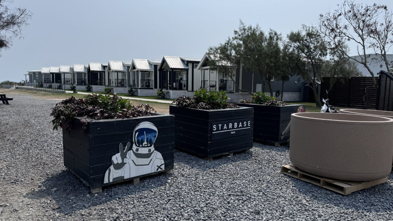 Así es Starbase, el pueblo que construye Elon Musk para lanzar sus enormes cohetes a Marte y a la Luna