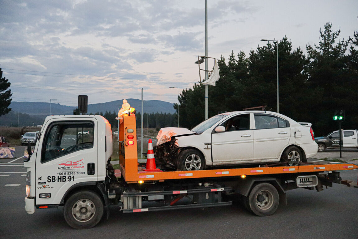 Camion volca tras esquivar automovil que realizo maniobra imprudente, en Ruta 160, altura Km 13.5