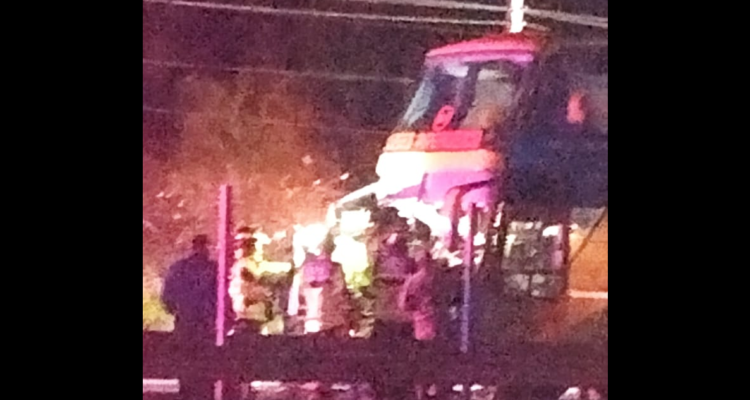 Un camión colisionó con un bus de la línea Pirehueico en el norte de Osorno, a aproximadamente 3 kilómetros del sector Pilauco.