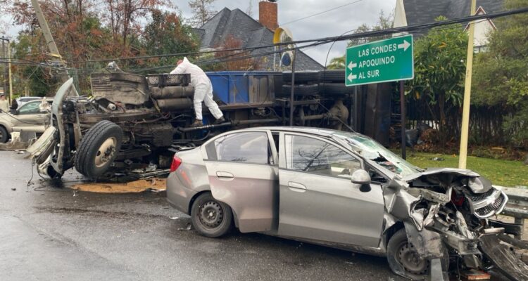 Grave accidente en Las Condes: camión de basura colisionó con tres vehículos y luego se volcó
