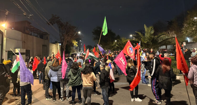 Adherentes del alcalde Jadue se manifiestan en el frontis del Centro de Justicia
